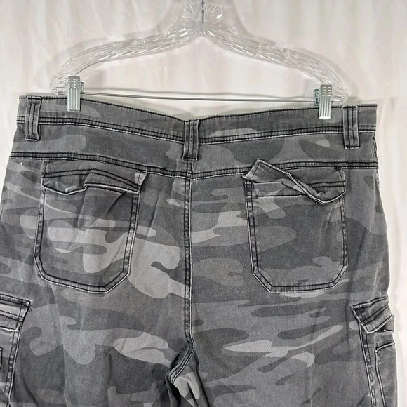 Unionbay Camo Cargo Shorts Men's 42 Grey Button Zip Side Pockets - Picture 9 of 11
